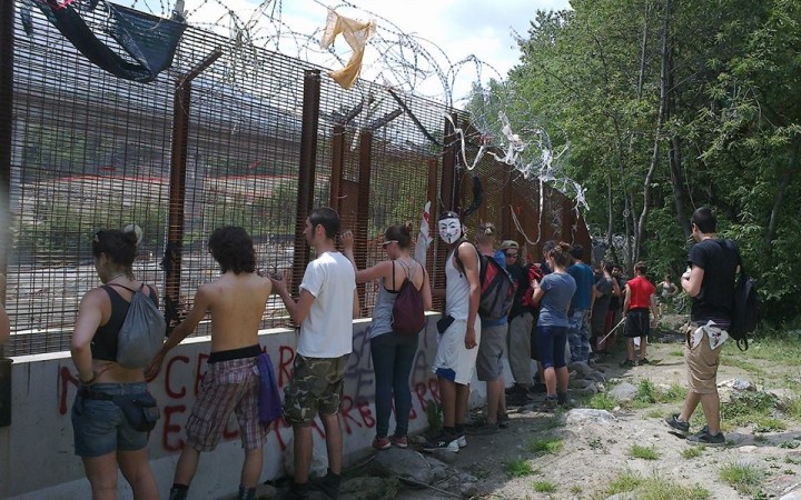 Dalla Clarea la polizia esce dai cancelli contro gli studenti, ma l’estate è lunga!