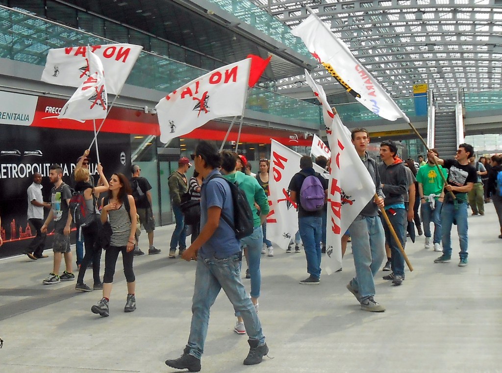 Protesta_dei_No_Tav_a_Torino_Stazione_di_Porta_Susa_-_10_maggio_2014-1024x761