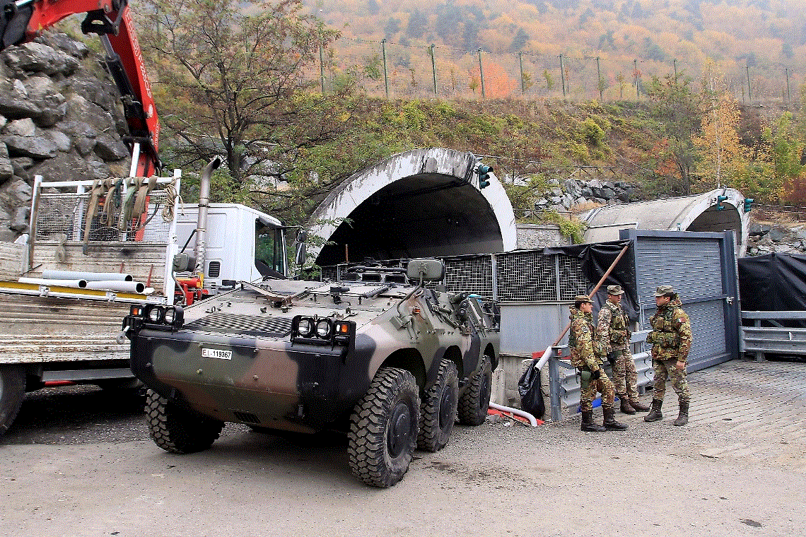 Militari a protezione del cantiere Tav di Chiomonte