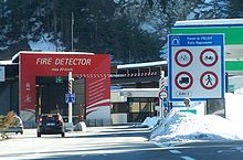 Pulman dei No Tav bloccato dalla polizia mentre vanno alla manifestazione francese