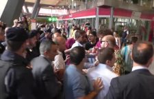 Scontri alla stazione centrale di Napoli per difendere la Kermesse della vergogna (VIDEO)
