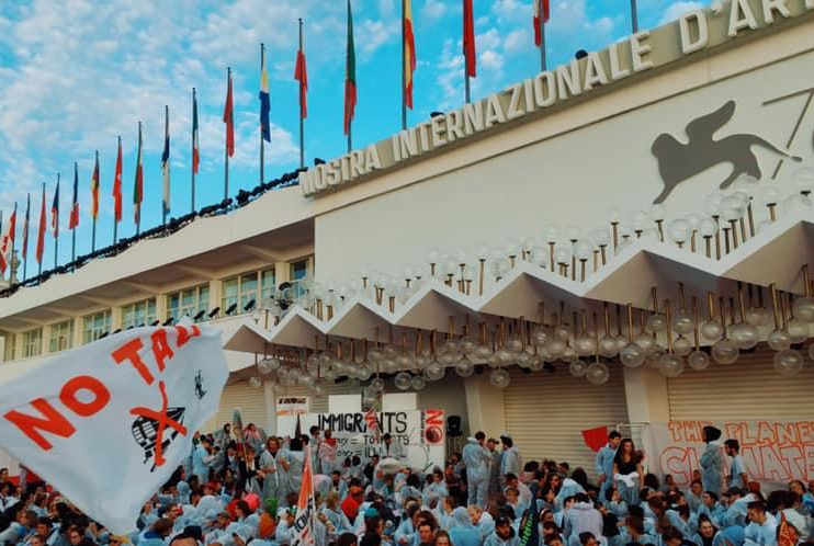 No Tav con i Climate Activist occupano il red carpet della Mostra di Venezia