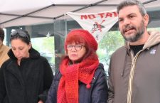 La conferenza stampa davanti al tribunale (video)