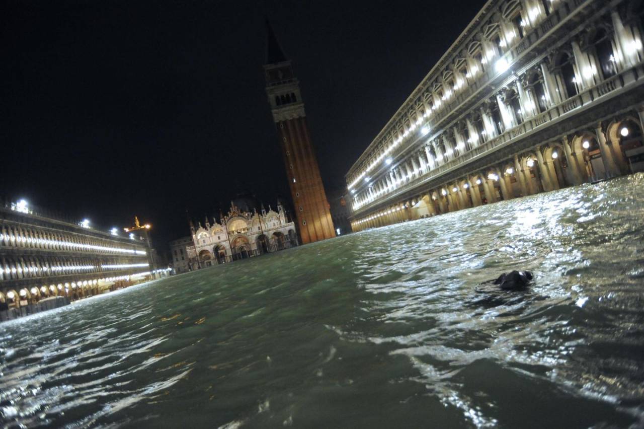 Venezia semi sommersa dall’acqua alta, corraggio!