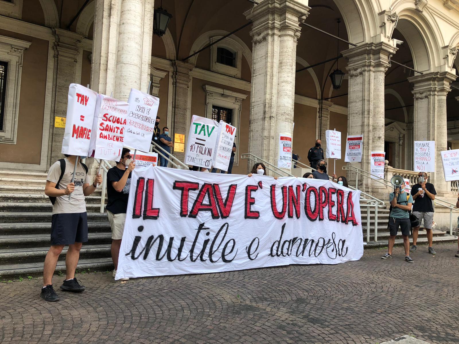Roma, iniziativa a sorpresa FFF e No Tav Roma sotto il ministero delle infrastrutture