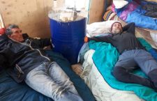 Incatenati ad un blocco di cemento: la resistenza di due No Tav sul tetto del presidio di San Didero