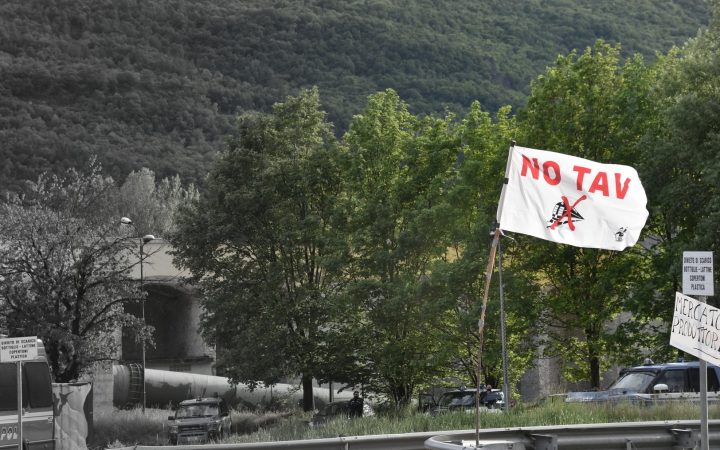 San Didero: filo spinato lungo la ferrovia