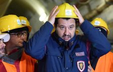 Mani in pasta e manganello: Salvini arriva al ministero delle infrastrutture