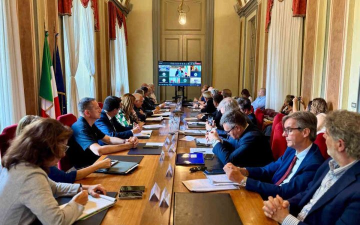 TAV tra milioni, polizia e teatrini: la farsa continua in Prefettura