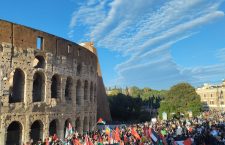 “Un milione di corpi in movimento, di bandiere, striscioni, messaggi a pennarello su pezzi di cartone”.