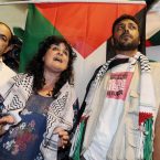 I due attivisti Angela Lano e Awin Qaraqe rispondono alle domande dei giornalisti dopo il loro arrivo all'aeroporto milanese di Malpkensa,. Tante le bandiere palestinesi sventolate in attesa dell'arrivo dei tre volontari, fra cui quelle dell'Associazione di sostegno alla popolazione palestinese di Milano, i cui rappresentanti egiziani mostrano uno striscione di 'bentornati', e hanno scandito brevemente alcuni cori  " Nethanyau e Barak assassini " . DANIEL DAL ZENNARO/DC