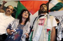 I due attivisti Angela Lano e Awin Qaraqe rispondono alle domande dei giornalisti dopo il loro arrivo all'aeroporto milanese di Malpkensa,. Tante le bandiere palestinesi sventolate in attesa dell'arrivo dei tre volontari, fra cui quelle dell'Associazione di sostegno alla popolazione palestinese di Milano, i cui rappresentanti egiziani mostrano uno striscione di 'bentornati', e hanno scandito brevemente alcuni cori  " Nethanyau e Barak assassini " . DANIEL DAL ZENNARO/DC