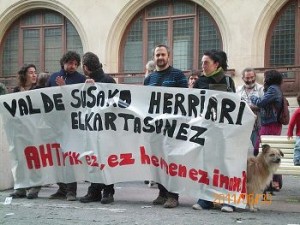 Paese Basco: “AHT Gelditu” e “Askapena” manifestano la propria solidarietà con le persone colpite dal TAV fra Torino e Lione