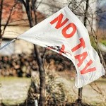 Succede a Torino: sei notav e ti chiedono di togliere la bandiera dal balcone